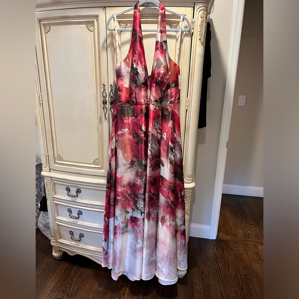 Gorgeous NWT Halter Aline gown